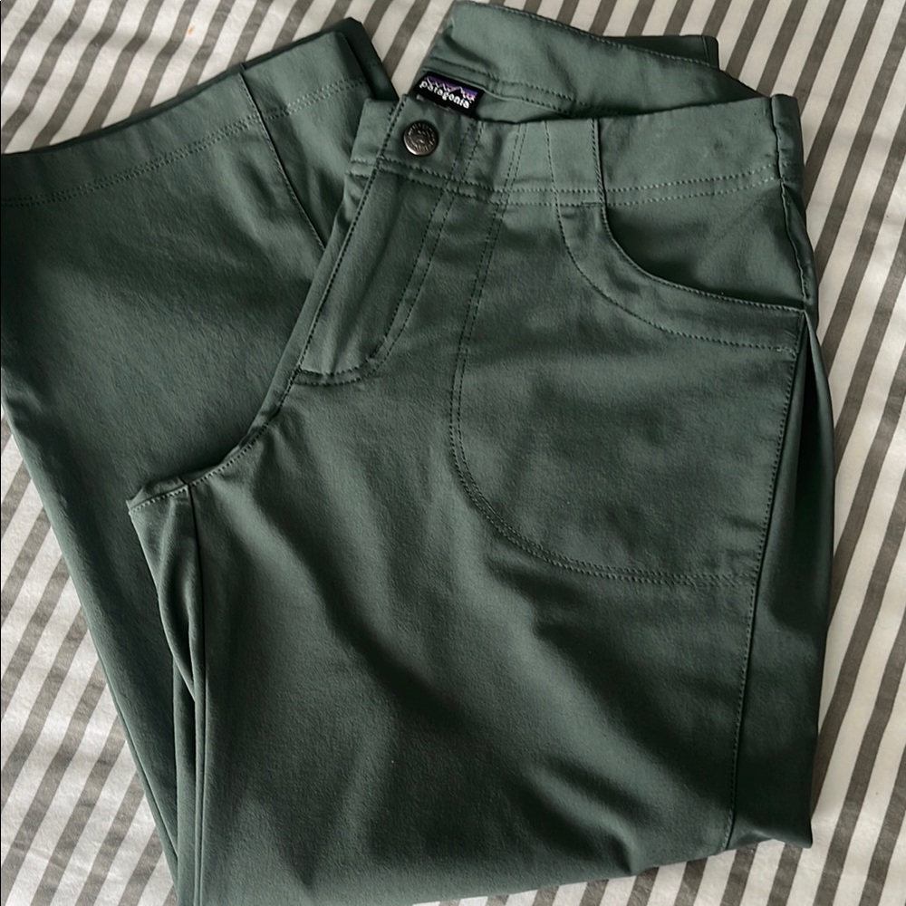 Women’s Patagonia Straight Leg Dark Green Pants, Size 6